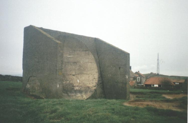 [Picture of the Boulby sound mirror from the front]