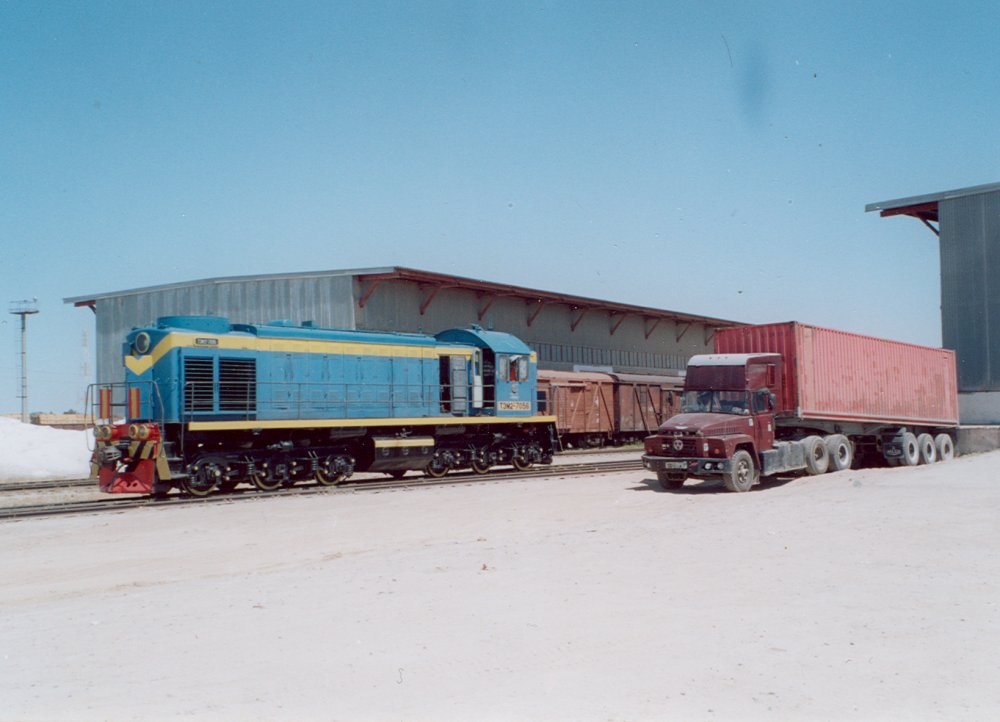 Uzbek Railways TEM2 loco at Hairatan