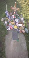 [2003 photo of grave by Zombi Hamster]